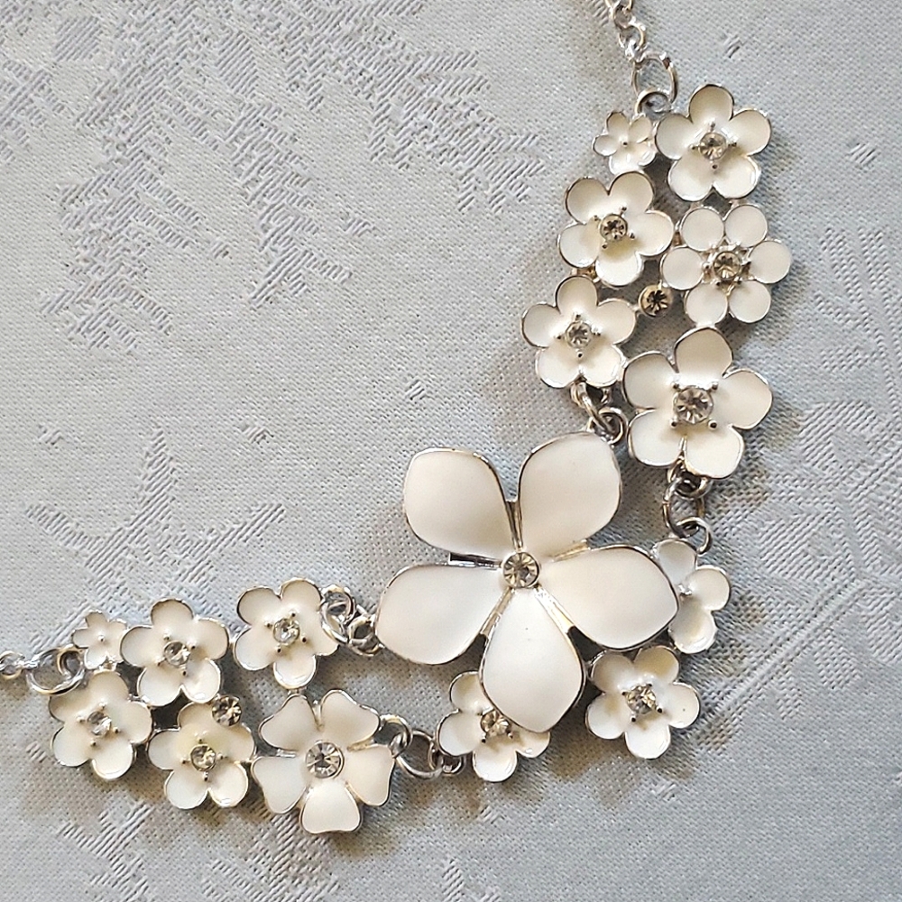 NIP New Charming Charlie Cream White & Silver Color Floral Necklace/Earrings Set - Picture 2 of 4